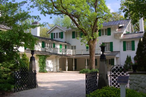 The front of the Ten Chimneys main house and courtyard
