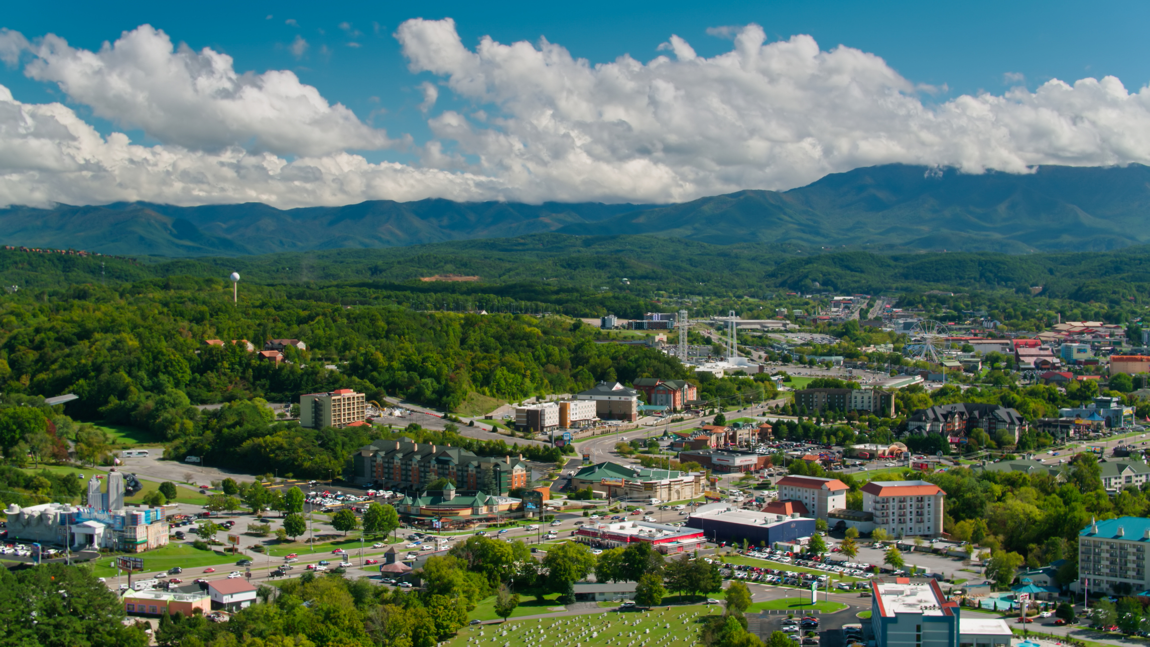 Gateway of Great Smoky Mountains National Park: Pigeon Forge, Tennesse is  Worth Visiting, image size:2309x1299