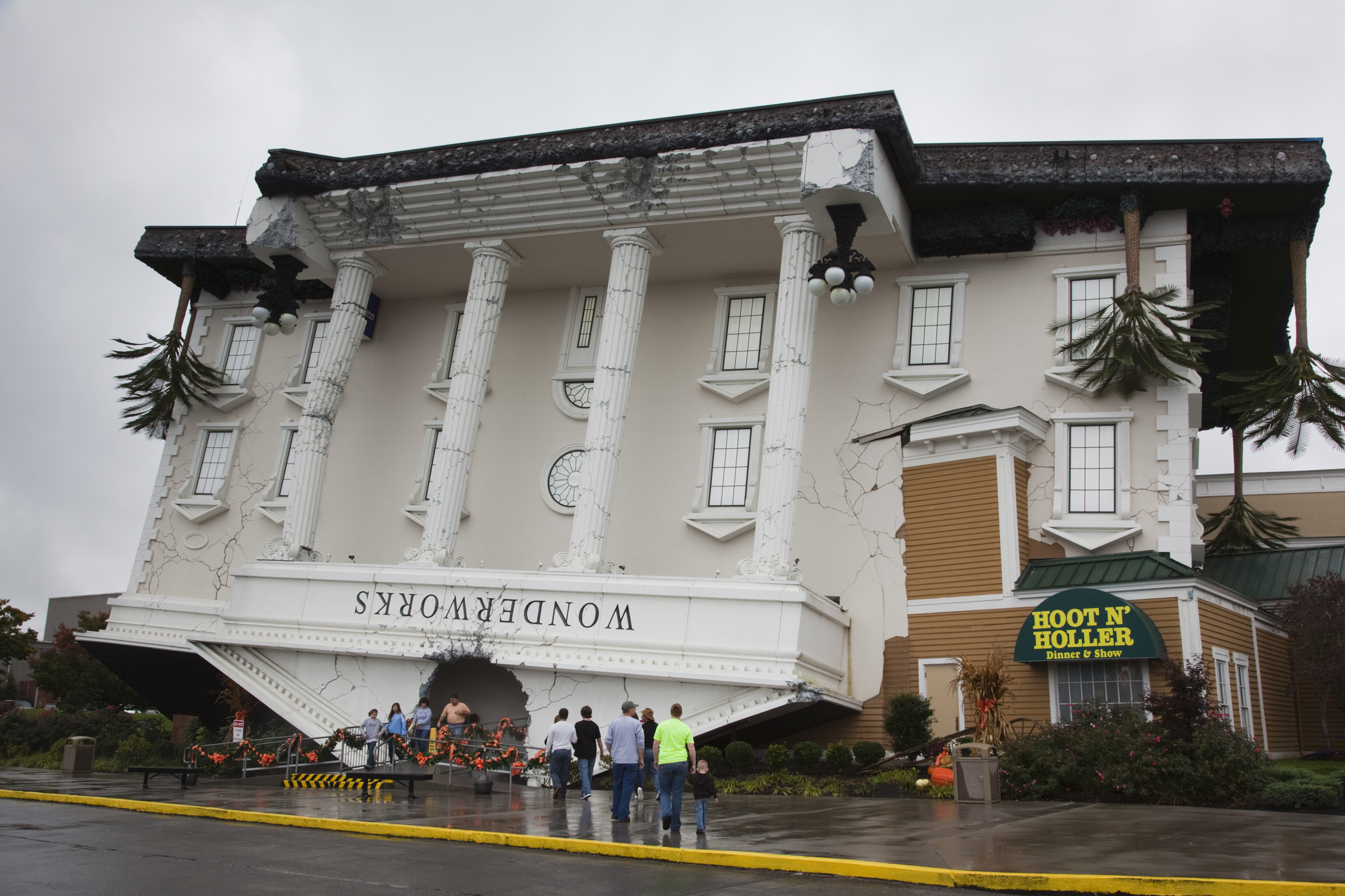 Gateway of Great Smoky Mountains National Park: Pigeon Forge, Tennesse is  Worth Visiting, image size:2121x1414