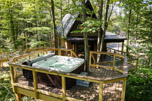 Luxury treehouse vacation rental in Pennsylvania with private hot tub, surrounded by lush forest, perfect for a unique stay.