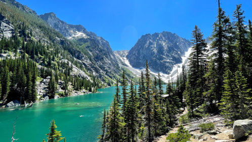 Stunning mountains and a turquoise lake under a bright blue sky in Washington