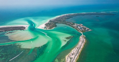 The turquoise waters that surround Honeymoon Island State Park