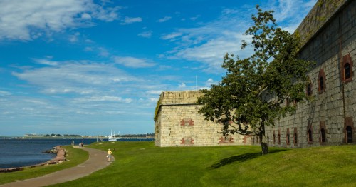 a paved trail runs between the bay and fort adams state park in newport rhode island