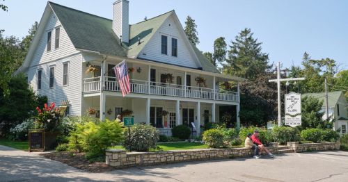 A white inn and restaurant