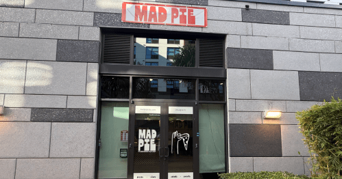 The exterior of Mad Pie Pizza in Honolulu, Hawaii.