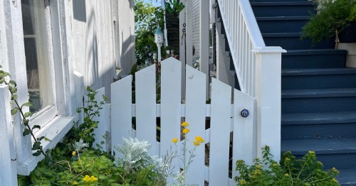 A wooden fence near a historic home in Swansboro, North Carolina