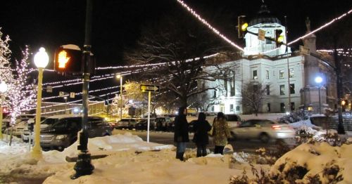A courthouse lit up with holiday lights.
