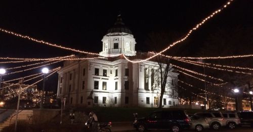A courthouse lit up with holiday lights.
