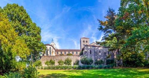 A picturesque Medieval structure located at Fort Tryon Park, with a beautiful luscious lawn.