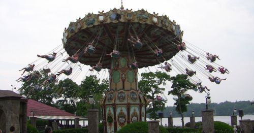 An amusement park swing ride