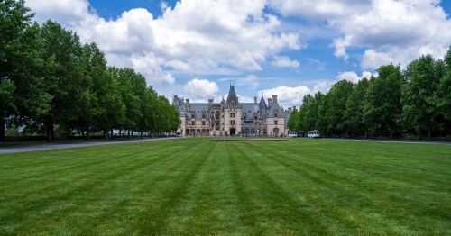 A perfeclty manicured lawn leading up to the Biltmore Estate in North Carolina.