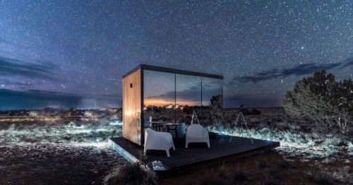 exterior of a mirror tiny home under a dark starry sky in wlliams az close to grand canyon national parl