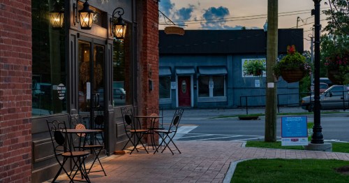Outdoor seating at the Copper House Deli in Wetumpka
