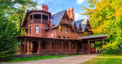 exterior of the mark twain museum surrounded by green trees in hartford ct