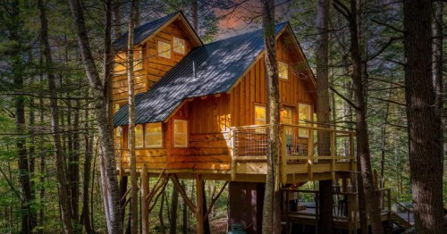 Treehouse Airbnb exterior in Maine