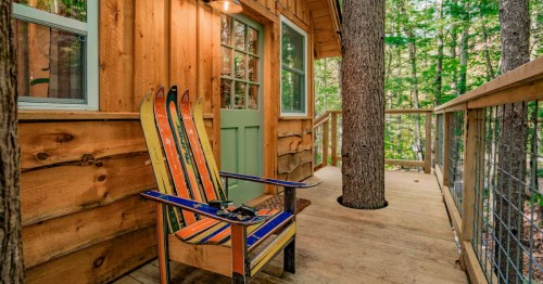 Treehouse deck Airbnb in Maine