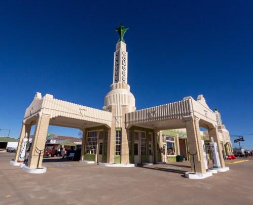 A view on Route 66 cities, USA, Conoco Tower Station & U-Drop Inn Cafe