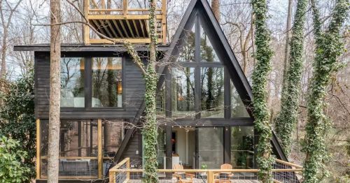 Exterior view of the cozy treehouse cabin near Greenville, SC