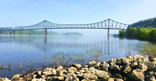 The bridge over the Mississippi River that connects to Iowa's Sabula Island