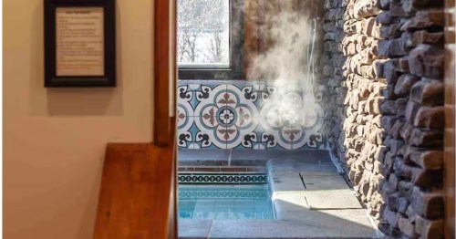 Steamy hot tub in an Airbnb in Catskills