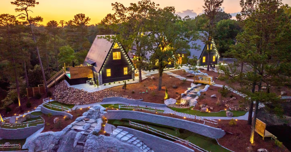 The Arkansas Airbnb With a Next-Level Hot Tub and Cedar-Barrel Sauna That Redefines Cozy Season