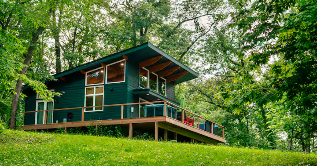 The Iowa Airbnb With a Next-Level Hot Tub That Redefines Cozy Season