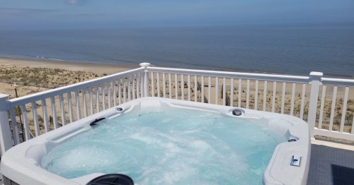 Elevated oceanfront hot tub at Airbnb in Milton, DE