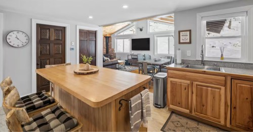Cozy kitchen in New Hampshire chalet