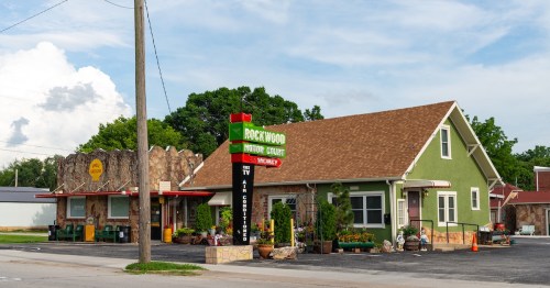 Exterior of the historic Rockwood Motor Court, open since 1929, on Route 66 in Springfield, Missouri, USA.
