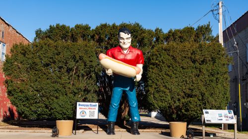 The Bunyon Giant holding a hot dog on Route 66 in Atlanta, Illinois, USA.