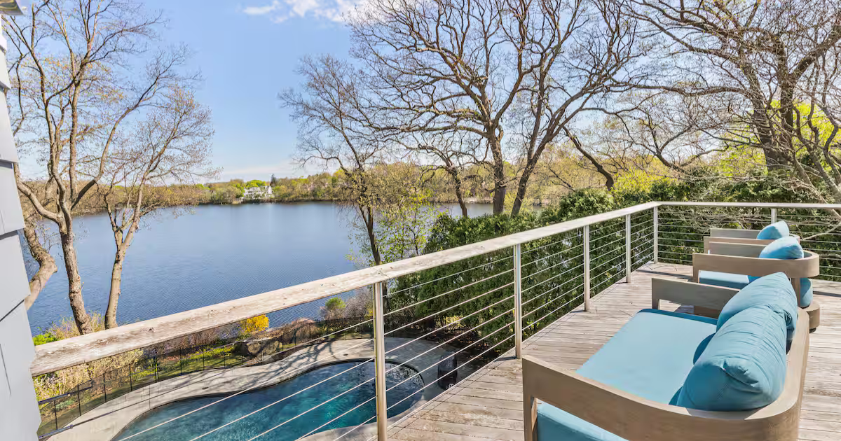 3 Epic Airbnbs in Massachusetts With Sprawling Pools, Steamy Hot Tubs, and Unreal Water Views