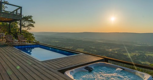 A rooftop infinity pool and hot tub at an Airbnb in Tennessee.