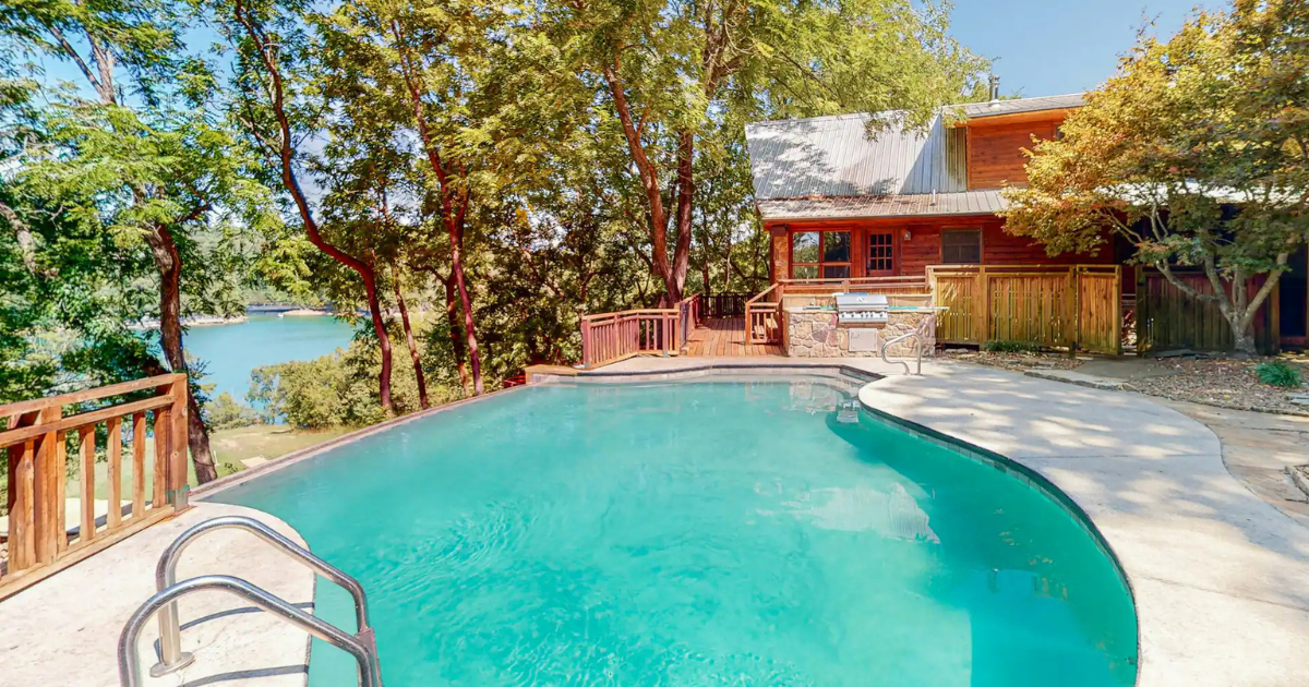 3 Must-Book Arkansas Airbnbs With Their Very Own Infinity-Edge Pools and Unreal Water Views