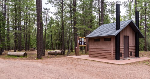 a small camp building and sign at the entrance for the knoll lake campground in payson arizona