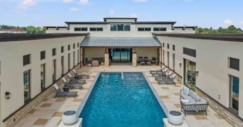 Villa-like Airnb in Kentucky with stunning swimming pool and grand design.