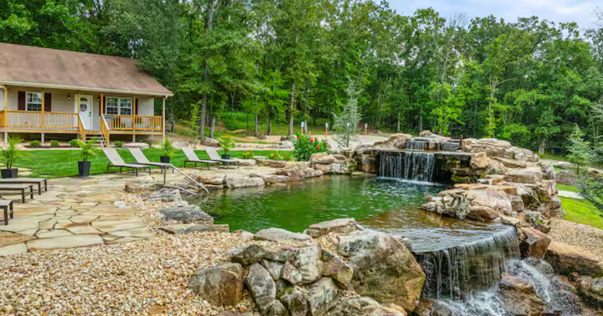 3 Epic Airbnbs in Missouri With Indoor Pools, Swimming Ponds, and Hot Tubs