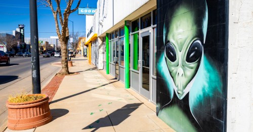 Alien-themed decor and storefronts in Roswell, New Mexico