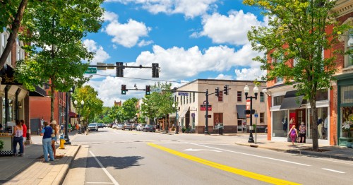 Downtown view of historic Franklin, Tennessee, a picturesque small town with shops and pedestrians.