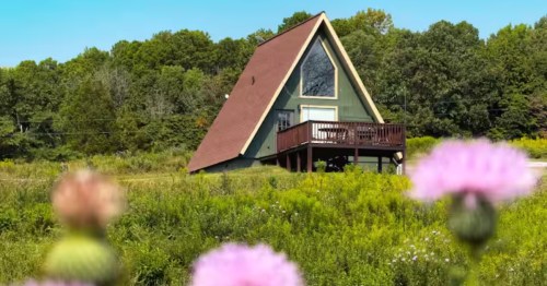 The exterior of the White Oak Cabin in Makanda, Illinois.