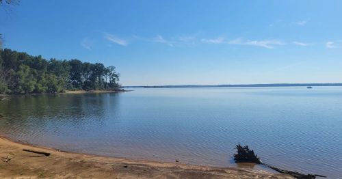 A sandy shoreline at Rend Lake in Illinois