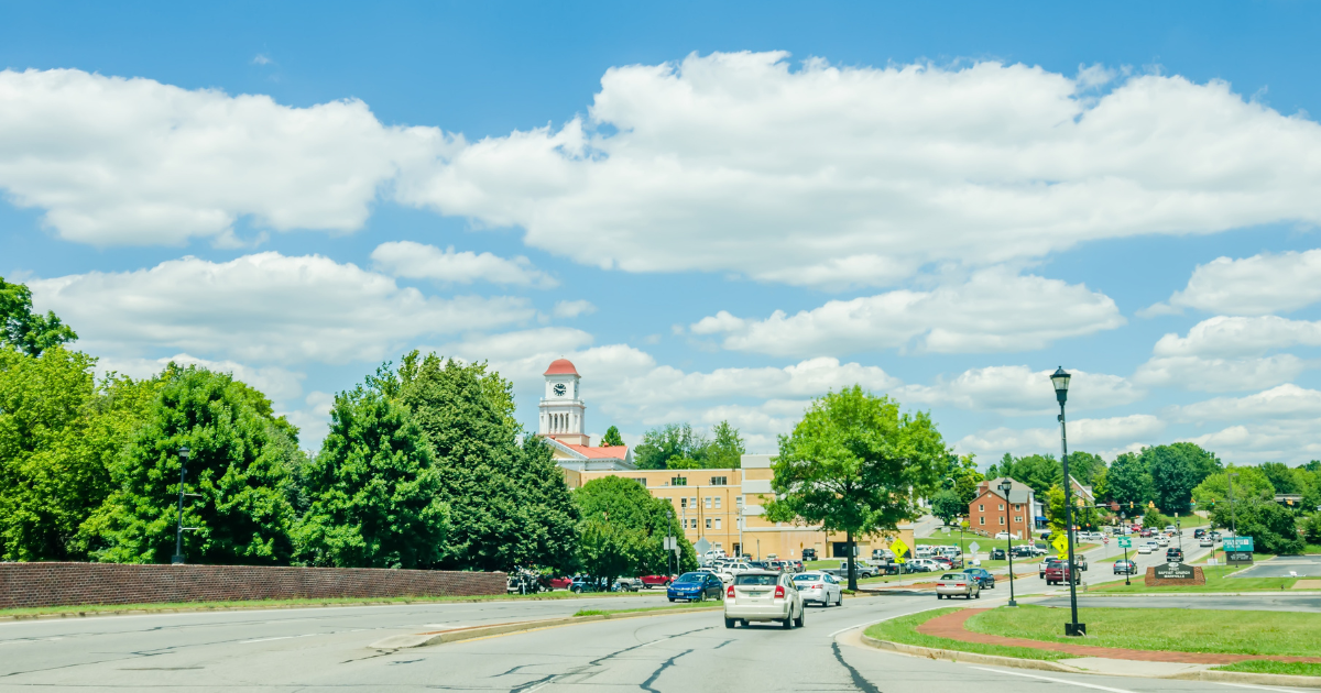 The Small Town Near Great Smoky Mountains in Tennessee Is Perfect for a Quiet Weekend